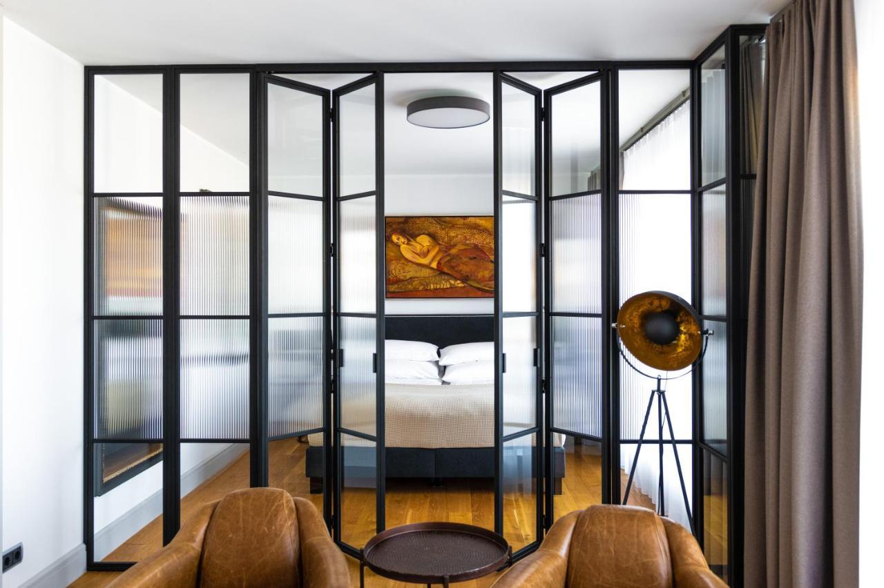 7th Floor & Apartment *